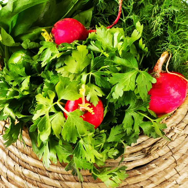 Un ramo de verduras frescas en una cesta de mimbre tazón — Foto de Stock