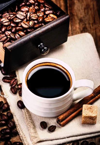 Kopp kaffe med kaffebönor och kaffekvarn — Stockfoto