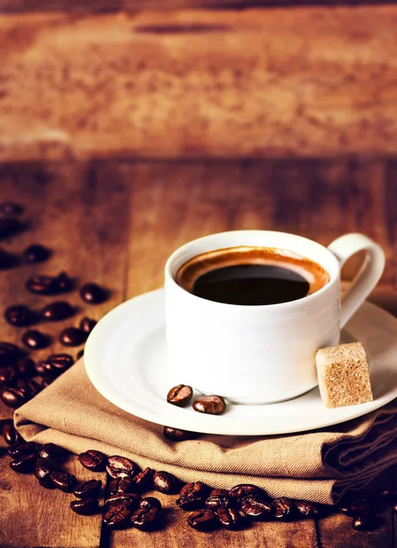 Xícara de café expresso com pires brancos — Fotografia de Stock