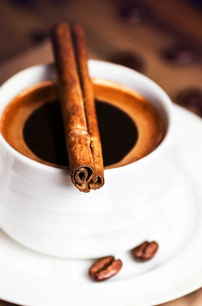 Kaffekopp och rostade kaffebönor på trä — Stockfoto
