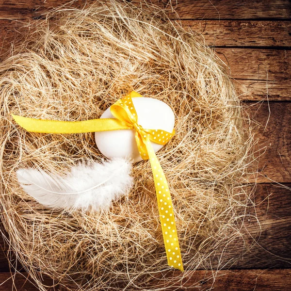 Påsk boet med ägg, gula band — Stockfoto