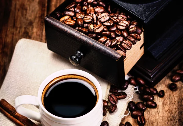 Taza de café con granos de café y molinillo de café — Foto de Stock