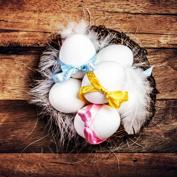 Gniazdo Wielkanoc jajko, żółta wstążka — Zdjęcie stockowe