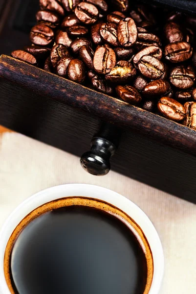 Cup of coffee with roasted coffee beans macro. — Stock Photo, Image