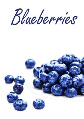 Beyaz plaka üzerinde yaban mersini