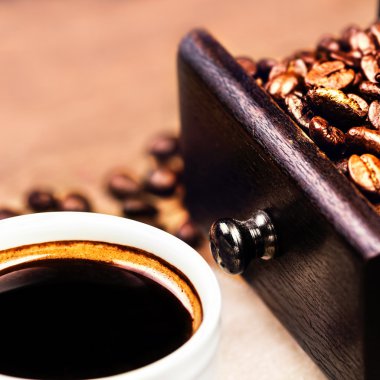 kavrulmuş kahve çekirdeği ve Kupası