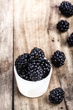 Beyaz kasede taze böğürtlen