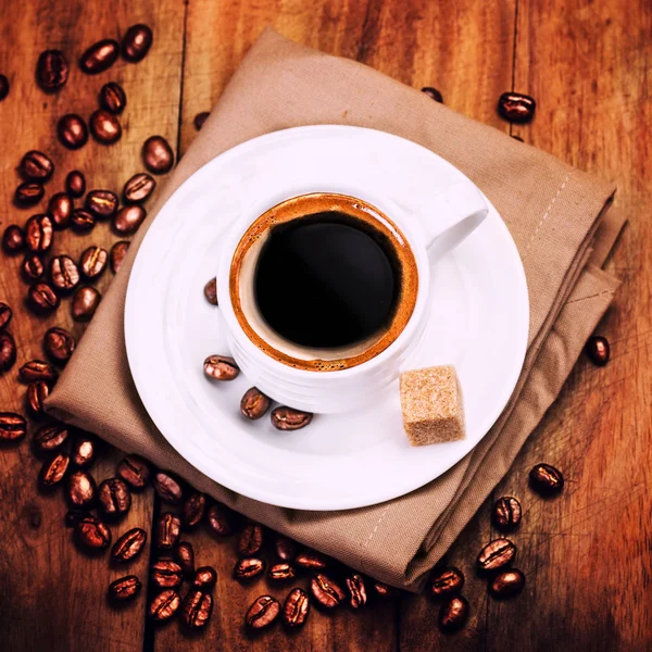 Coffee cup and roasted coffee beans — Stock Photo, Image