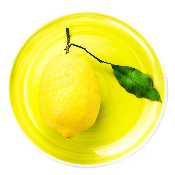 Φρέσκο λεμόνι στο πιάτο κίτρινο — Φωτογραφία Αρχείου