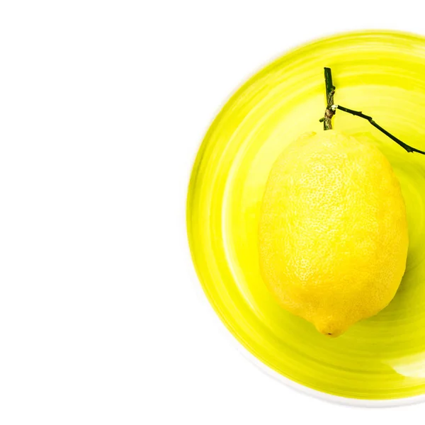 Lemon on yellow plate — Stock Photo, Image