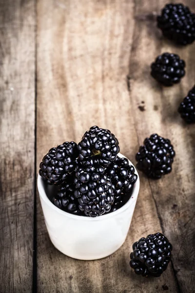 白碗里新鲜的黑莓 — 图库照片