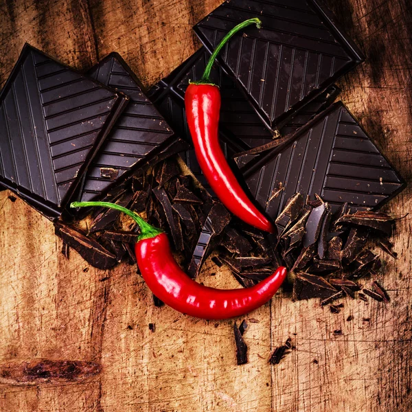 Chocolate Bar com pimenta vermelha — Fotografia de Stock