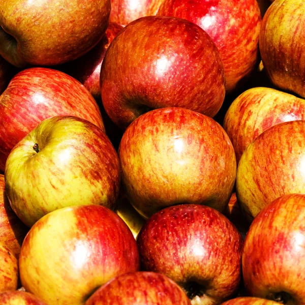 Pile of apples in a market stall. — Stock Photo, Image