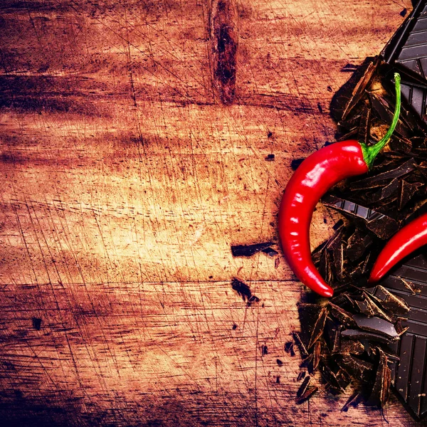 Posiekanej czekolady z czerwona papryczka chilli — Zdjęcie stockowe