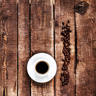 Kahve fincanı ve kahve çekirdeği.