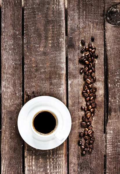 Šálek černé kávy a pražená kávová zrna — Stock fotografie