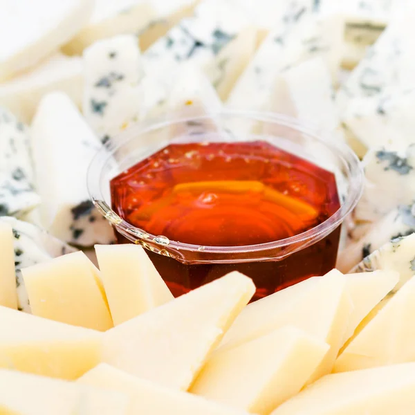 Cheese appetizer with honey — Stock Photo, Image
