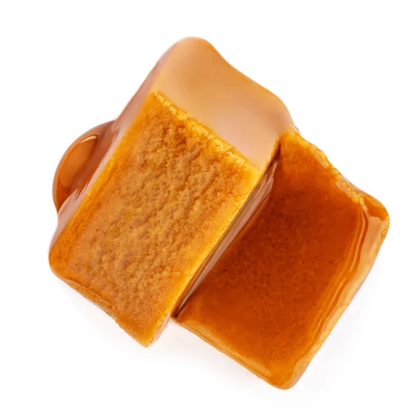 Karamel Snoepjes Met Karamel Saus Topping Geïsoleerd Een Witte Achtergrond — Stockfoto