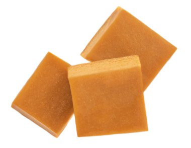 Beyaz arka planda izole edilmiş karamel şekerler. # Tatlı karamel şekerlemesi #