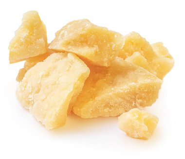 Sert olgun peynir (Parmesan, Parmigiano), kaba parçalar. Parmesan peyniri yığını, yan manzara.