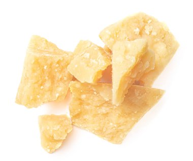 Parmesan peyniri parçaları beyaz arka planda izole edilmiş.