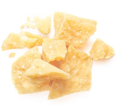 Beyaz arka planda izole edilmiş parmesan peyniri parçaları. Parmesan üst yaşam tarzı