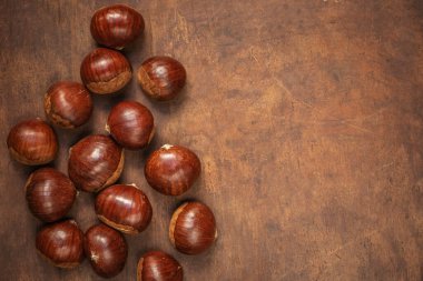 Fotokopi alanı olan eski bir tahtada kestane. Sonbahar sonbahar konsepti. At kestanesi üst hayat
