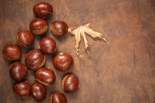 Châtaignes Sucrées Sur Une Vieille Table Rustique Bois Avec Beaucoup — Photo