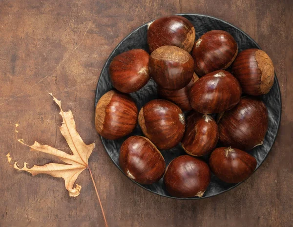 Castagne Dolci Vecchio Tavolo Legno Rustico Con Abbondanza Spazio Copiare — Foto Stock