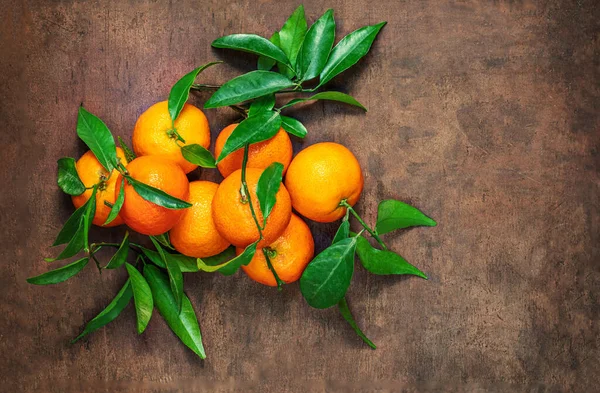 Mandariner Apelsiner Frukter Eller Mandariner Med Gröna Blad Ett Träbord — Stockfoto
