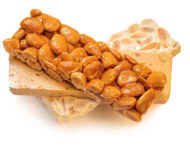 Turron nugat. Beyaz arka planda izole edilmiş geleneksel İspanyol badem tatlısı. Noel türonu cand