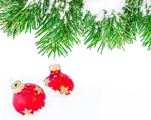 Kerst Achtergrond Met Sparren Takken Sneeuw Rode Ballen Geïsoleerd Witte — Stockfoto