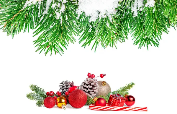 Kerst Achtergrond Met Sparren Takken Decoraties Geïsoleerd Witte Achtergrond — Stockfoto