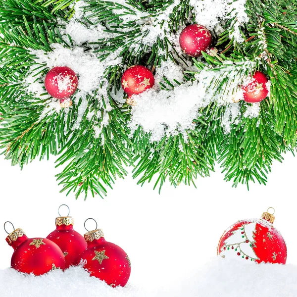 Kerst Achtergrond Met Sparren Takken Decoraties Geïsoleerd Witte Achtergrond — Stockfoto