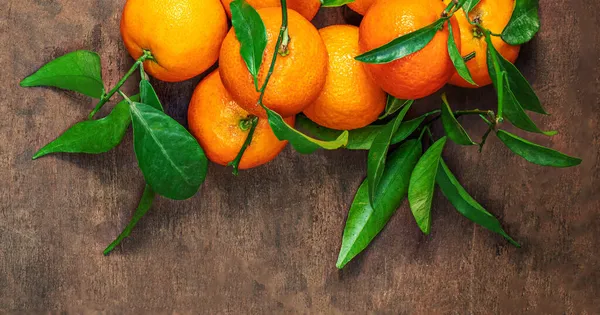 Mandarin Oranges Fruits Tangerines Leaves Wooden Table Copyspace Fresh Picked — Stock Photo, Image