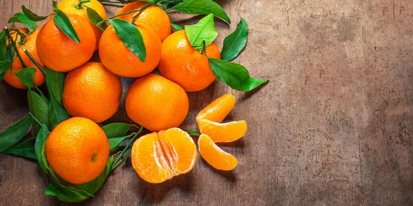 橘子或橘子 叶子放在木制桌子上 复制空间 最新精选的达林头像 — 图库照片