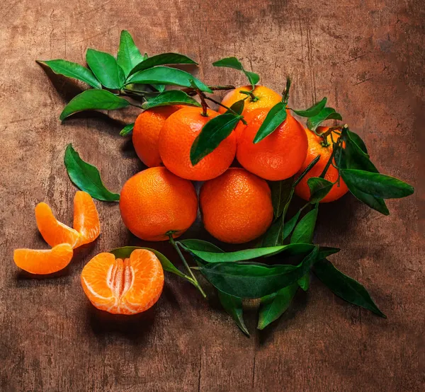 Mandarijnen Sinaasappelen Vruchten Mandarijnen Met Groene Bladeren Een Donkere Houten — Stockfoto