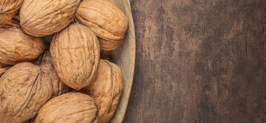 Ceviz. Ahşap arka planda soyulmuş ceviz çekirdeği. Üst Manzara. Düz la