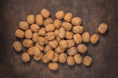 Ceviz. Ahşap arka planda soyulmuş ceviz çekirdeği. Üst Manzara. Düz la