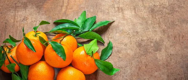 Mandarin Apelsiner Frukter Eller Mandariner Med Blad Ett Träbord Kopieringsutrymme — Stockfoto