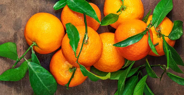 Sladké Mandarinky Pomeranče Plody Nebo Mandarinky Zelenými Listy Dřevěném Stole — Stock fotografie
