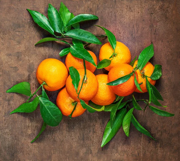Zoete Mandarijnen Sinaasappelen Vruchten Mandarijnen Met Groene Bladeren Een Houten — Stockfoto