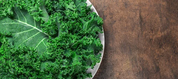 Kale Salad Fresh Green Kale Vegetable Leaves White Plate Wooden — Stock Photo, Image