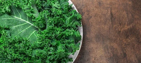 Ensalada Col Hojas Verduras Frescas Col Rizada Verde Plato Blanco — Foto de Stock