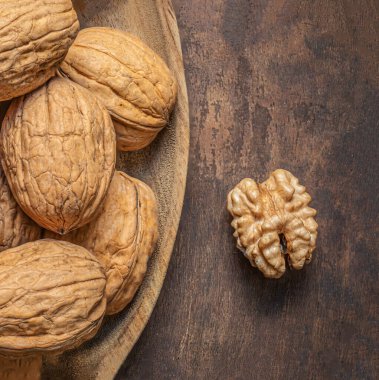 Koyu kırsal arka planda cevizler. Kopyalama uzayı olan ceviz çekirdekleri. Fındık sağlıklı gıda konsepti. Kapatma