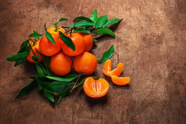 Mandarijnen Sinaasappelen Vruchten Mandarijnen Met Groene Bladeren Een Donkere Houten — Stockfoto