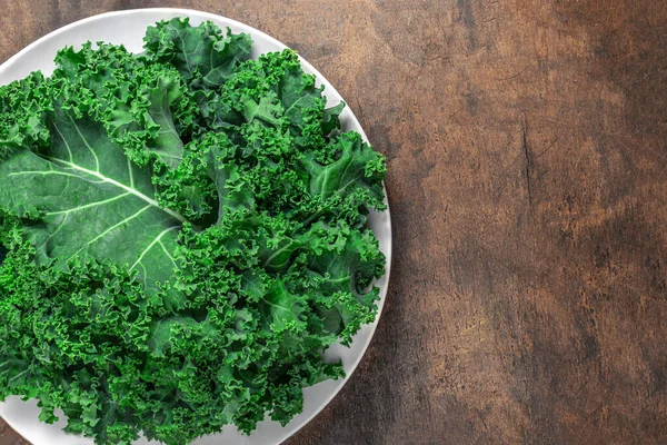 Kale Salad Daun Sayuran Green Kale Segar Piring Putih Atas — Stok Foto