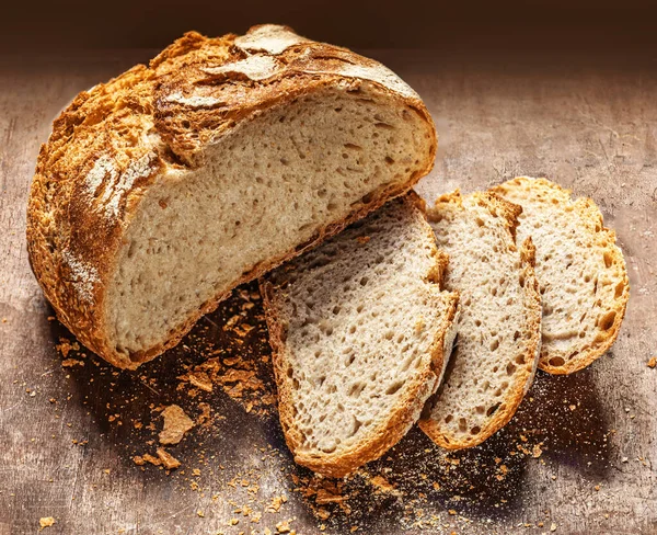 Frisch Gebackenes Rundbrot Auf Dunklem Holzgrund Bäckerei Rustikales Traditionelles Lebensmittelkonzept — Stockfoto