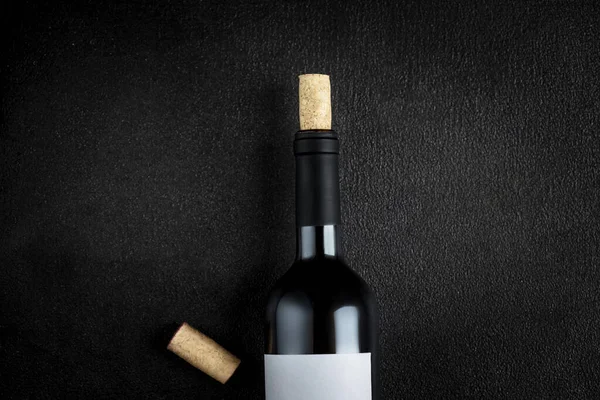 Botella Vino Tinto Con Etiqueta Blanca Vacía Sobre Fondo Negro —  Fotos de Stock