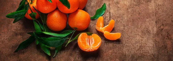 Mandarijnen Sinaasappelen Vruchten Mandarijnen Met Groene Bladeren Een Donkere Houten — Stockfoto